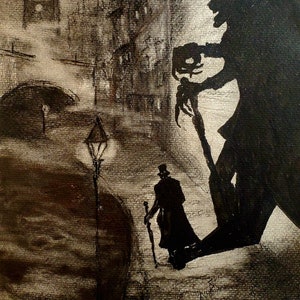 Puede incluir: Pintura oscura y atmosférica que representa una figura sombría con sombrero de copa caminando por una calle adoquinada, con una gran silueta amenazante en el fondo. Una farola ilumina la escena, creando una sensación de misterio y suspense.