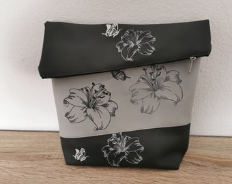 Handmade Foldover, Umhängetasche, Schultertasche, Rucksack bestickt mit Lilien, in 3 Größen, Kunstleder