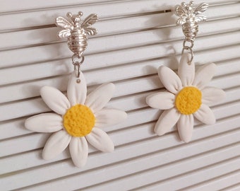 Bumblebee daisy handmade polymerclay earrings. Silver bumblebee stud with handcrafted polymerclay dangling daisy charm