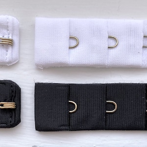 Puede incluir: Dos juegos de extensores de sujetador, uno blanco y uno negro. Cada juego tiene tres ganchos y ojales. El juego blanco está hecho de una tela suave, mientras que el juego negro está hecho de una tela más duradera.