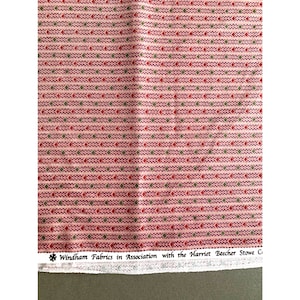 Puede incluir: Tela rosa con un patrón repetido de pequeños diamantes rojos, verdes y morados. La tela tiene una etiqueta blanca con el texto "Windham Fabrics in Association with the Harriet Beecher Stowe Co."
