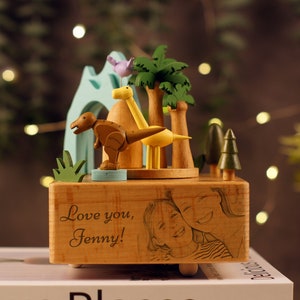 Caja de música de dinosaurio con carrusel de recuerdo personalizado y grabado, caja de música de dinosaurio de madera, regalo de cumpleaños conmemorativo para bebés y niños, música opcional.
