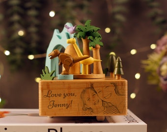 Personalisierte gravierte Andenken Karussell Dinosaurier Spieluhr, hölzerne Dinosaurier Spielzeug Spieluhr, Gedenk Geburtstagsgeschenk für Baby / Kinder, Musik optional