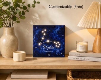 Könnte beinhalten: Ein quadratischer Leinwanddruck mit einem tiefblauen Nebelhintergrund, einer leuchtenden Fische-Konstellation, dem Namen Sophia, dem Datum 03.13.2026 und dem Fische-Tierkreiszeichen. Der Text Customizable (Free) steht in der oberen rechten Ecke.