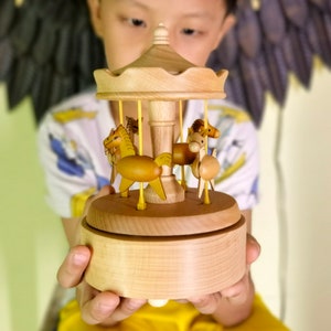 Personalisierte gravierte Andenken-Karussell-Spieluhr, Weihnachts/tanzende Mädchen-Spieluhr aus Holz, Jubiläums-Geburtstagsgeschenk für Baby/Kinder Bild 9