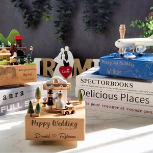 Caja de música de carrusel de recuerdo grabada personalizada, caja de música de tren forestal de madera/arcoíris para el hogar/boda/avión OVNI, regalo para bebés/niños/boda