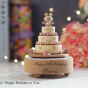 Personalisierte gravierte Andenken-Karussell-Spieluhr, Weihnachts/tanzende Mädchen-Spieluhr aus Holz, Jubiläums-Geburtstagsgeschenk für Baby/Kinder Birthrday Cake