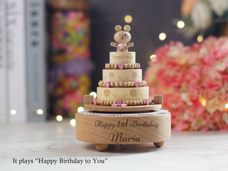 Personalisierte gravierte Andenken-Karussell-Spieluhr, Weihnachts/tanzende Mädchen-Spieluhr aus Holz, Jubiläums-Geburtstagsgeschenk für Baby/Kinder Birthrday Cake