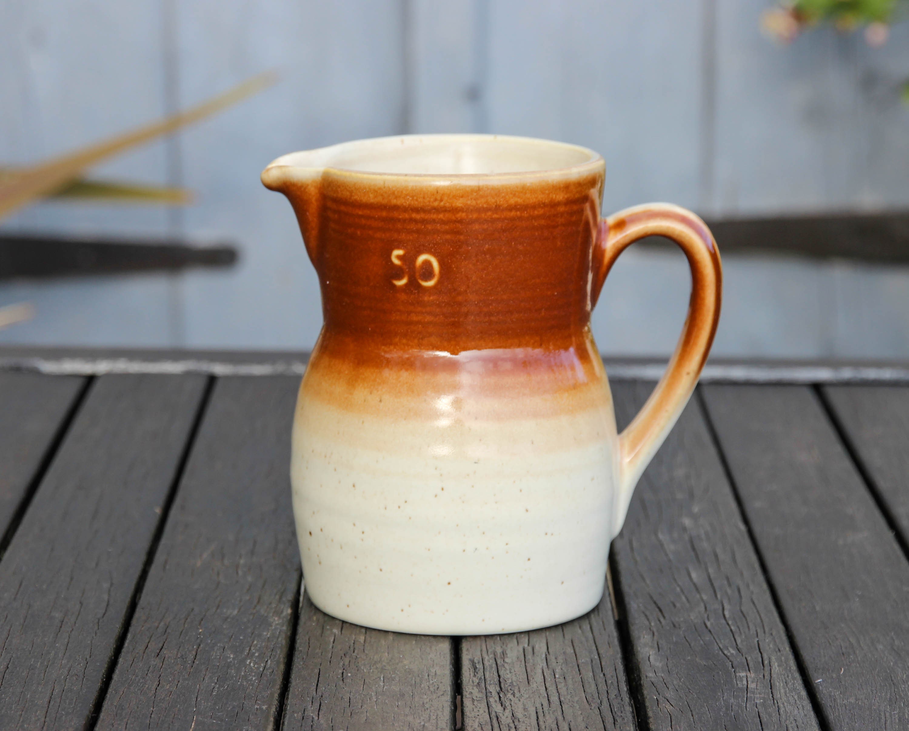 Pichet à Eau Vintage Français St Uze en Grès Beige et Marron Émaillé 50Cl