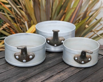 Ensemble de 3 casseroles vintage françaises en aluminium épais avec poignées en fonte / casseroles graduées de 14, 16 et 18 cm de dimension française des années 30