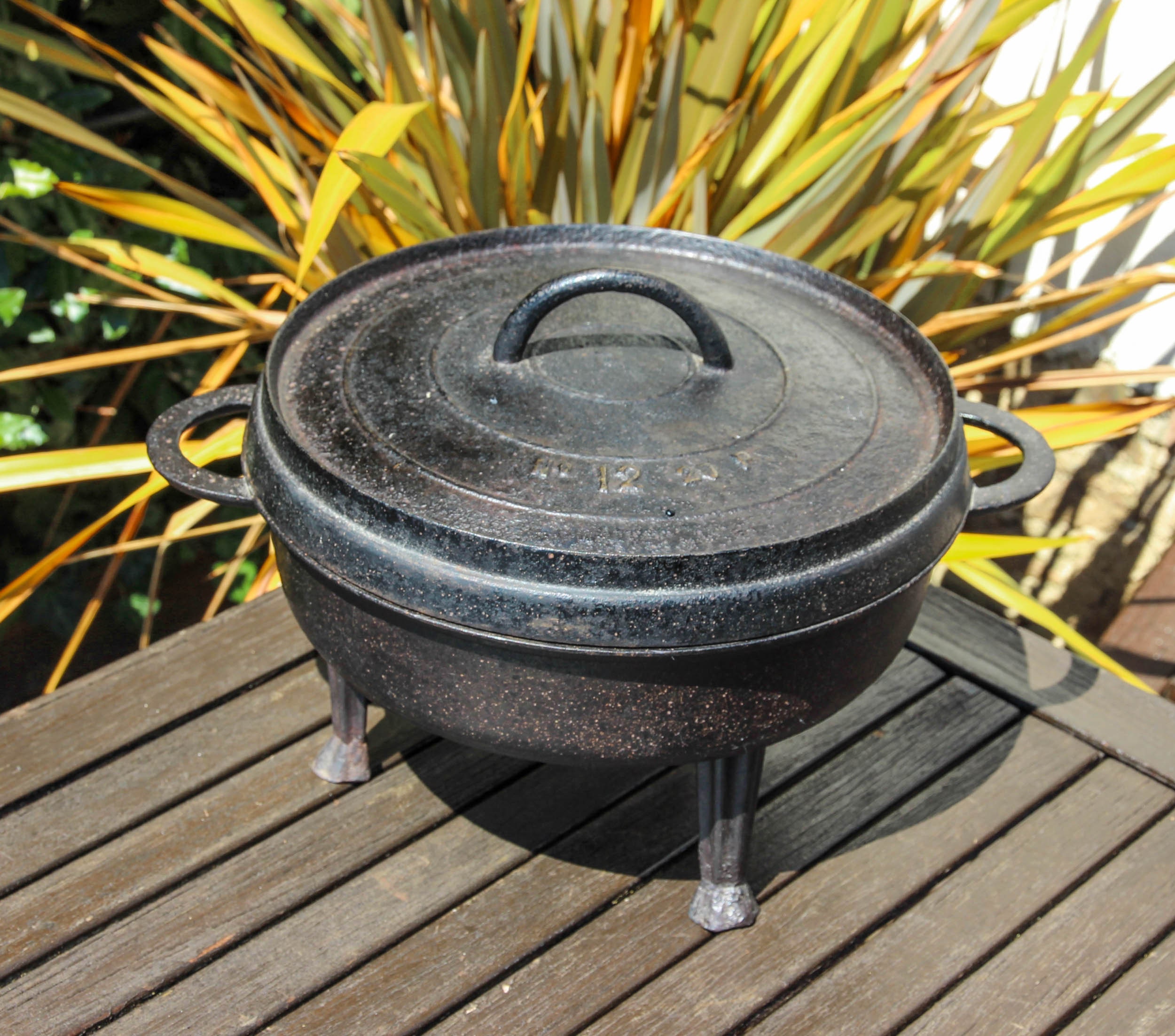 Vntg Large Cast Iron Dutch Oven Large Pot Cauldron Tripod legs chili a