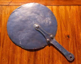 Zeldzaam antiek Frans koperen steelpandeksel 27 cm / 19e eeuw koperen spatdeksel
