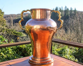 Très grand vase vintage français en cuivre martelé et en laiton / énorme décoration intérieure cruche amphore en cuivre du début du milieu des années 1900 à double anse