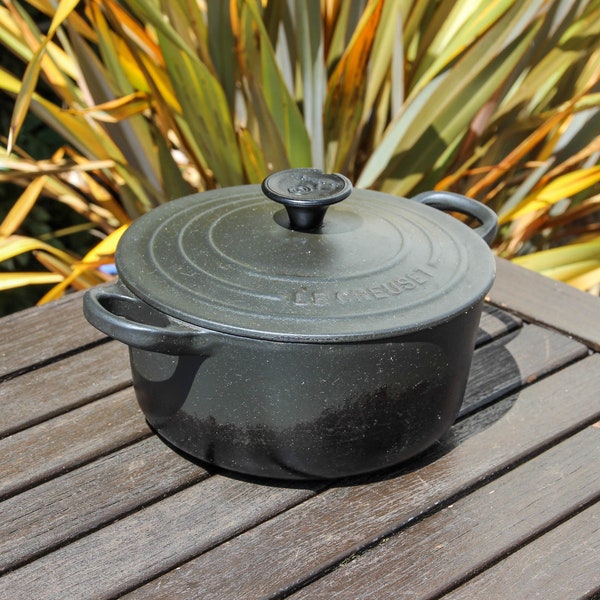 Vintage French LE CREUSET black 1.8 litre size 18 cast iron lidded casserole dish / 1960s Le Creuset 18cm Dutch Oven cocotte