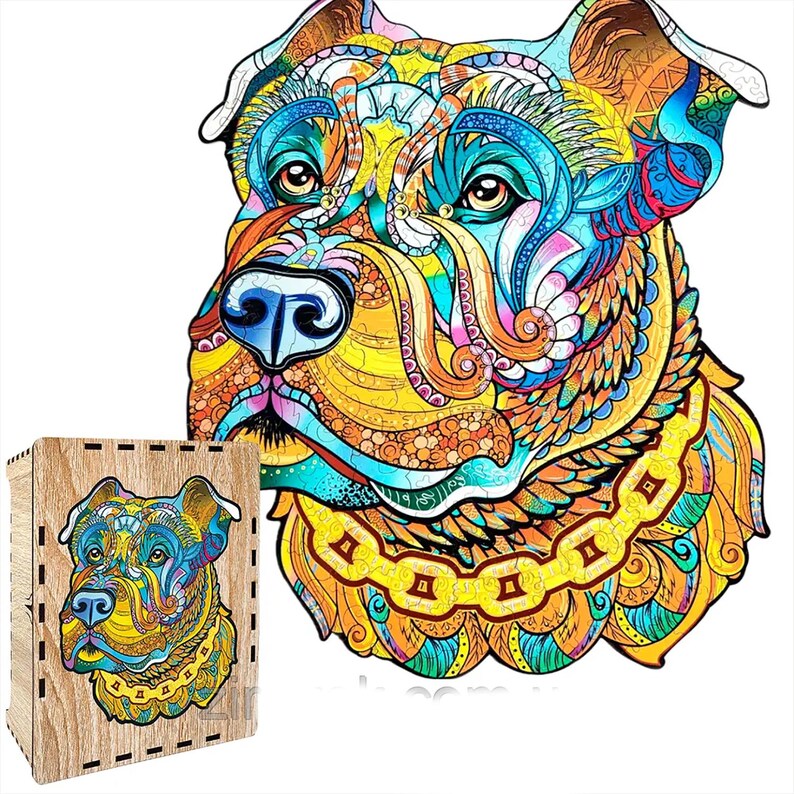 Puede incluir: Un colorido rompecabezas de madera con una cabeza de perro estilizada con patrones intrincados en tonos de azul, amarillo, naranja y verde. El rompecabezas est&aacute; parcialmente ensamblado, y la caja de madera muestra la imagen completa. Un rompecabezas vibrante y atractivo.