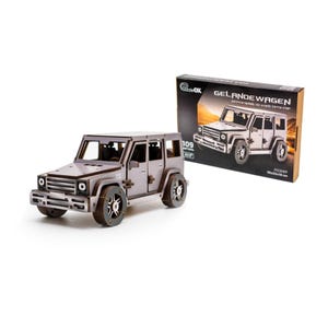 Bauwagen-SUV aus Holz. Ukraine. Ein umweltfreundliches kreatives Geschenk für den Autofahrer. Puzzle+Geschenk aus der Ukraine