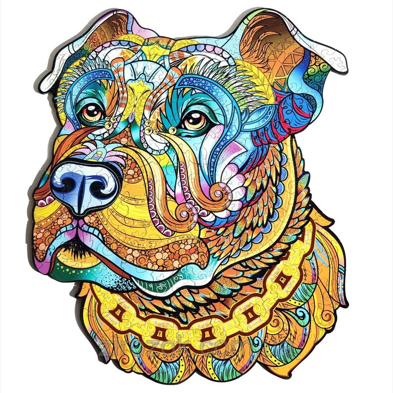 Puede incluir: Rompecabezas de madera colorido con forma de cabeza de perro. El rompecabezas presenta intrincados patrones y dise&ntilde;os en tonos amarillos, naranjas, azules y verdes. La nariz del perro es azul y los ojos son marrones.