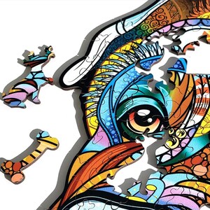 Puede incluir: Un colorido rompecabezas de madera con un dise&ntilde;o de perro estilizado. Las piezas del rompecabezas est&aacute;n intrincadamente cortadas y presentan vibrantes tonos de azul, naranja, amarillo y rosa. Se ven dos piezas sueltas, un perro y un hueso.