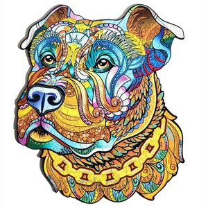 Puede incluir: Rompecabezas de madera colorido con forma de cabeza de perro. El rompecabezas presenta intrincados patrones y dise&ntilde;os en tonos amarillos, naranjas, azules y verdes. La nariz del perro es azul y los ojos son marrones.
