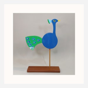 Peacok/Pavo Real de cartón, cartapesta y papel mache. Con base de madera. Pintado con acrílico y terminado con laca brillante.
