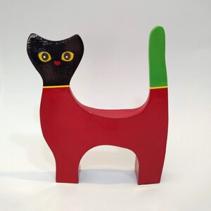 Gato rojo de cartón, cartapesta y papel mache.