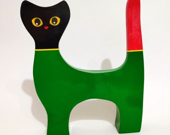 Green cat made of papier-mâché, cartapesta and recycled paper