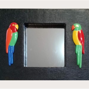 Mirrors/Parrots/Espejo de madera, cartón y cartapesta. Con dos perfiles de loros.