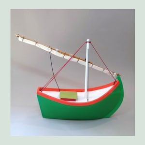 Barco à Vela/Veleiro/Barco de papelão, papel machê e cartapesta/Barco de papel machê e papelão.