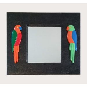 Mirrors/Parrots/Espejo de madera, cartón y cartapesta. Con dos perfiles de loros.