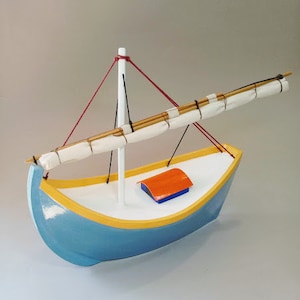 Barco à Vela/Veleiro/Barco de papelão, papel machê e cartapesta/Barco de papel machê e papelão.