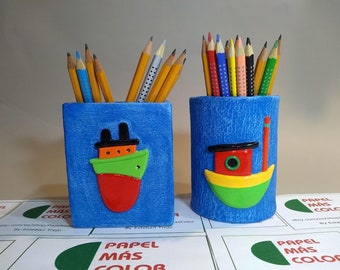 Two pencil holders/dos Portapices made of recycled cardboard, tin container, cartapesta and modeling paste.