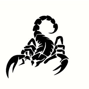 Op de afbeelding: Zwart-witte silhouet van een schorpioen met zijn staart omhoog gekruld. De schorpioen is in een gestileerd, tribale ontwerp.