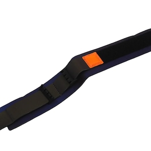 Può includere: Un cinturino nero regolabile con schienale blu e una toppa quadrata arancione. Il cinturino ha una chiusura a strappo.