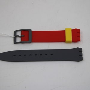 Op de afbeelding: Twee horlogebandjes, een rood met een gele accent en een zilveren gesp, en een grijs. Het rode bandje heeft de tekst "66110 156 Tongyu" op een wit label.