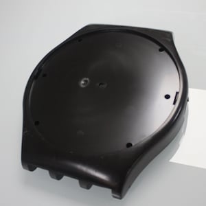 Puede incluir: Base de plástico negro con una parte superior circular y un borde redondeado. La base tiene varios agujeros pequeños y un borde elevado alrededor del borde.