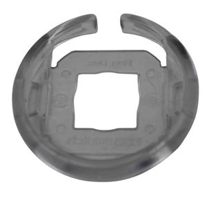 Op de afbeelding: Een transparante plastic ring met een vierkante opening in het midden. De ring heeft de tekst "REG. DES." en "MADE IN CHINA" erop gedrukt.