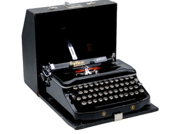 Seidel & Naumann Erika 8 - Germany -  Black portable typewriter with original case