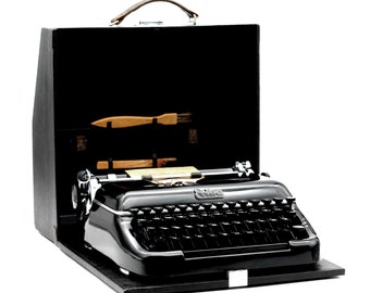 Seidel & Naumann Erika 10 - Germany - Black portable typewriter with original case