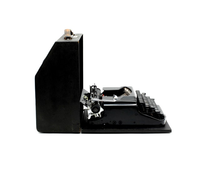 Seidel & Naumann Erika 9 - Germany - Black portable typewriter with original case