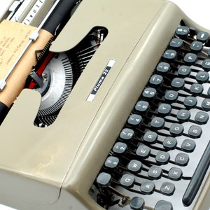 Olivetti Pluma 22 Olive Color Macchina da scrivere portatile image 9