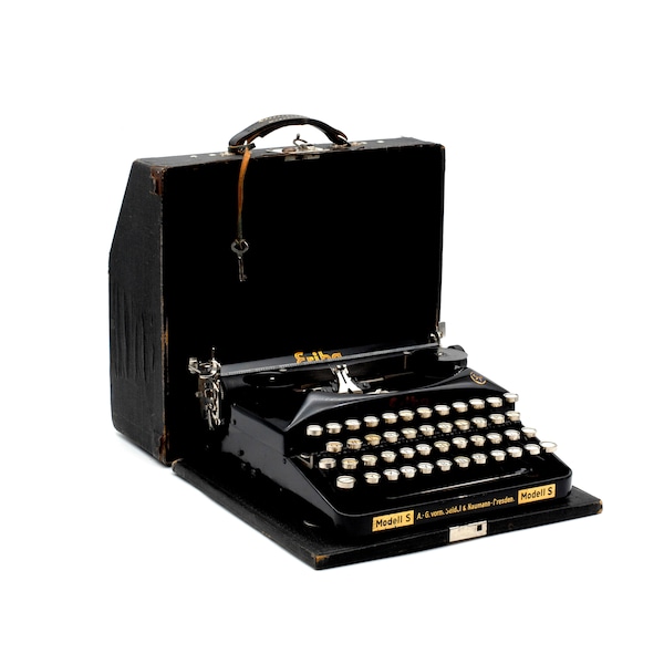 Seidel & Naumann Erika Model S - Germany '30 - Black portable typewriter with original case
