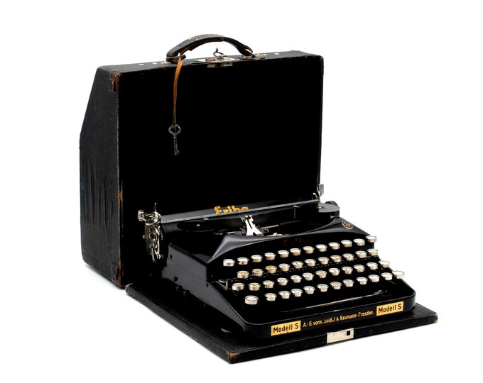 Seidel & Naumann Erika Model S - Germany '30 - Black portable typewriter with original case