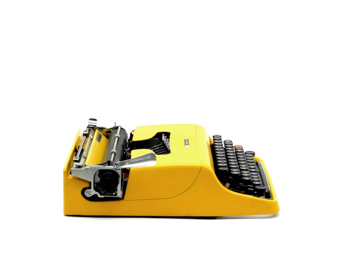 Olivetti Lettera 22  -  Rarity!  "Lettera Imperial" typeface  - Repaint Yellow Portable Typewriter