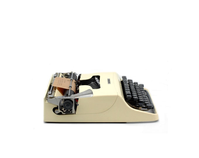 Olivetti Pluma 22 - Quadrato Typeface - Italian Design - Milk Color - Macchina da scrivere portatile