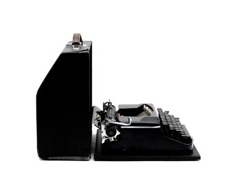 Seidel & Naumann Erika 9 - Germany - Near mint - Black portable typewriter with original case
