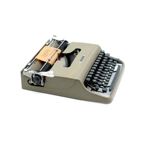 Olivetti Pluma 22 Olive Color Macchina da scrivere portatile image 7