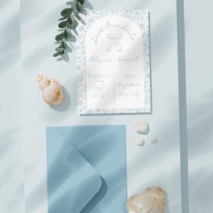 Plantilla para guardar la fecha con lazo floral azul • Diseño editable en Canva • Reverso con foto romántica • Anuncio de boda digital • Guardar la fecha azul
