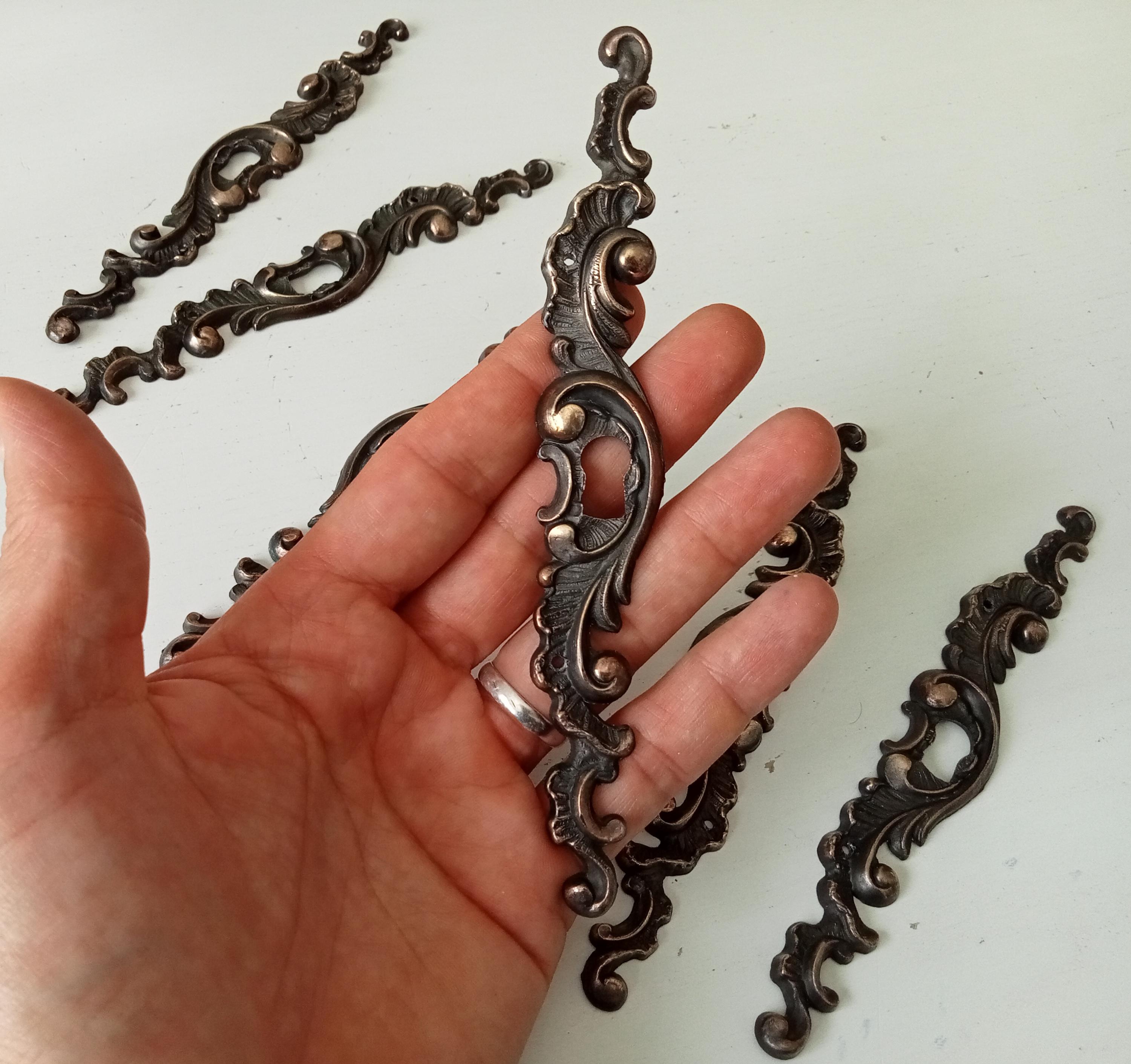 Lot De 25 Entrées De Serrures Laiton – Modèles Variés, Style Baroque, France