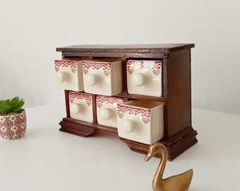 Étagère à épices vintage en bois et porcelaine, Vintage spice rack in wood and porcelain