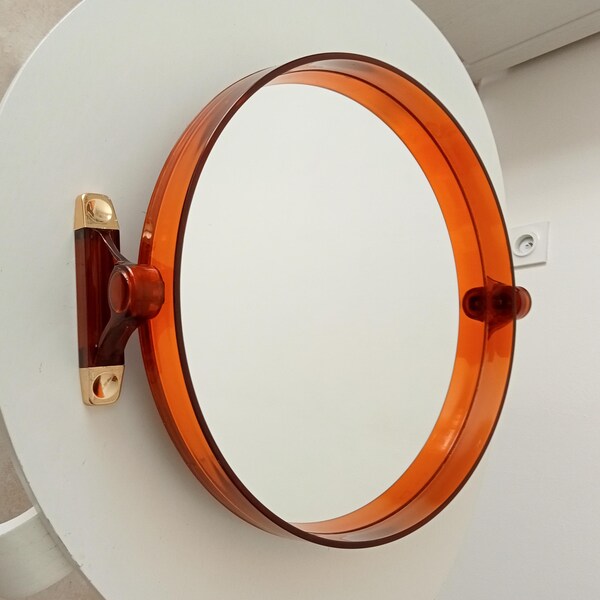 Espejo vintage de plexiglás ámbar de los años 70